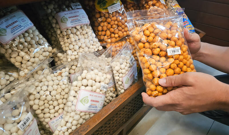 A customer is seen holding Kantong PP Snack Packaging