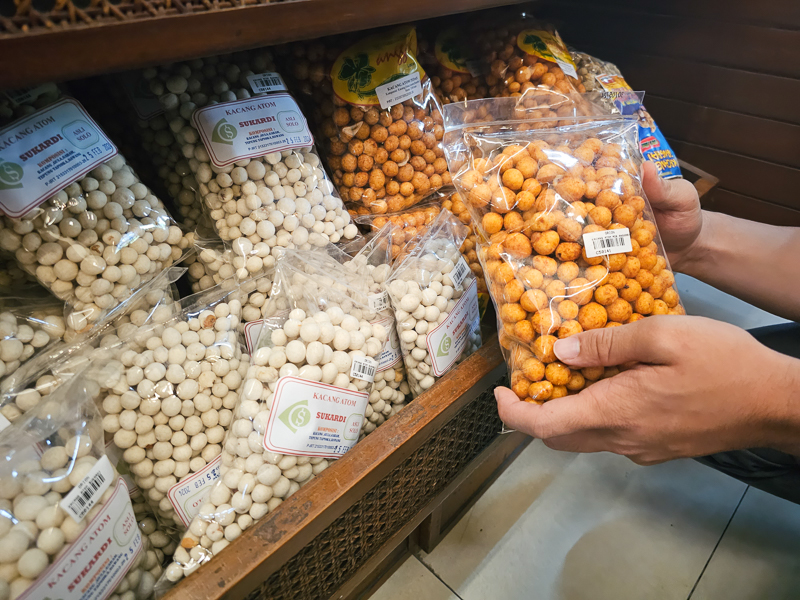 A customer is seen holding Kantong PP Snack Packaging